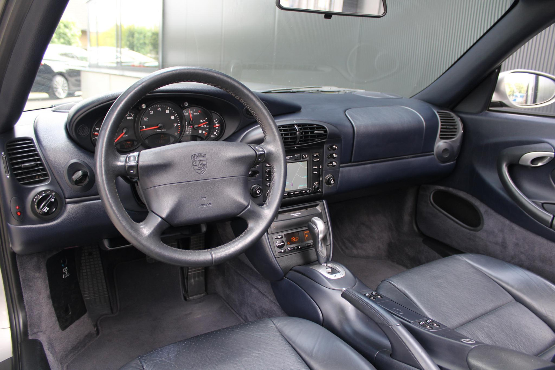 39208864-12.jpg