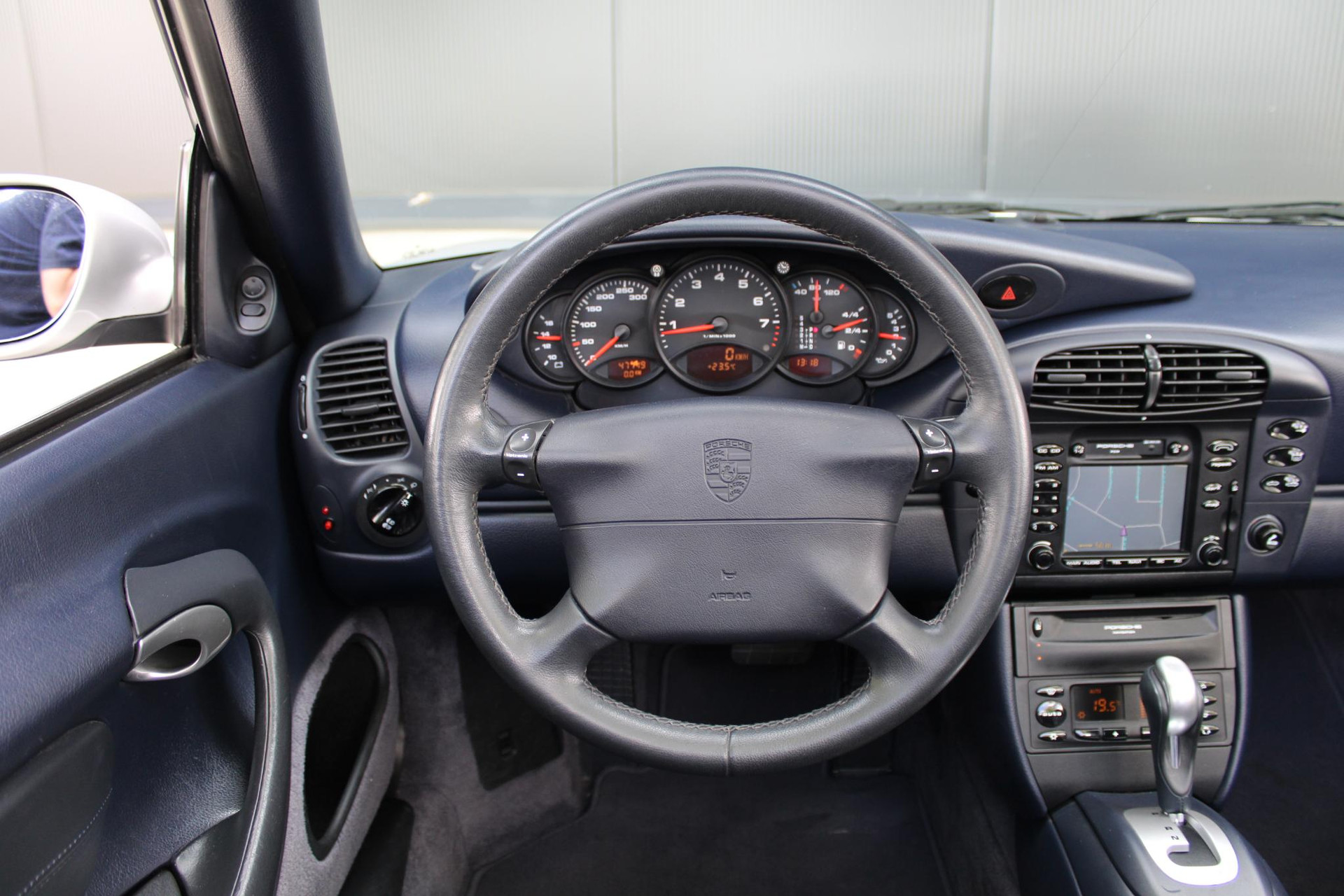 39208864-8.jpg